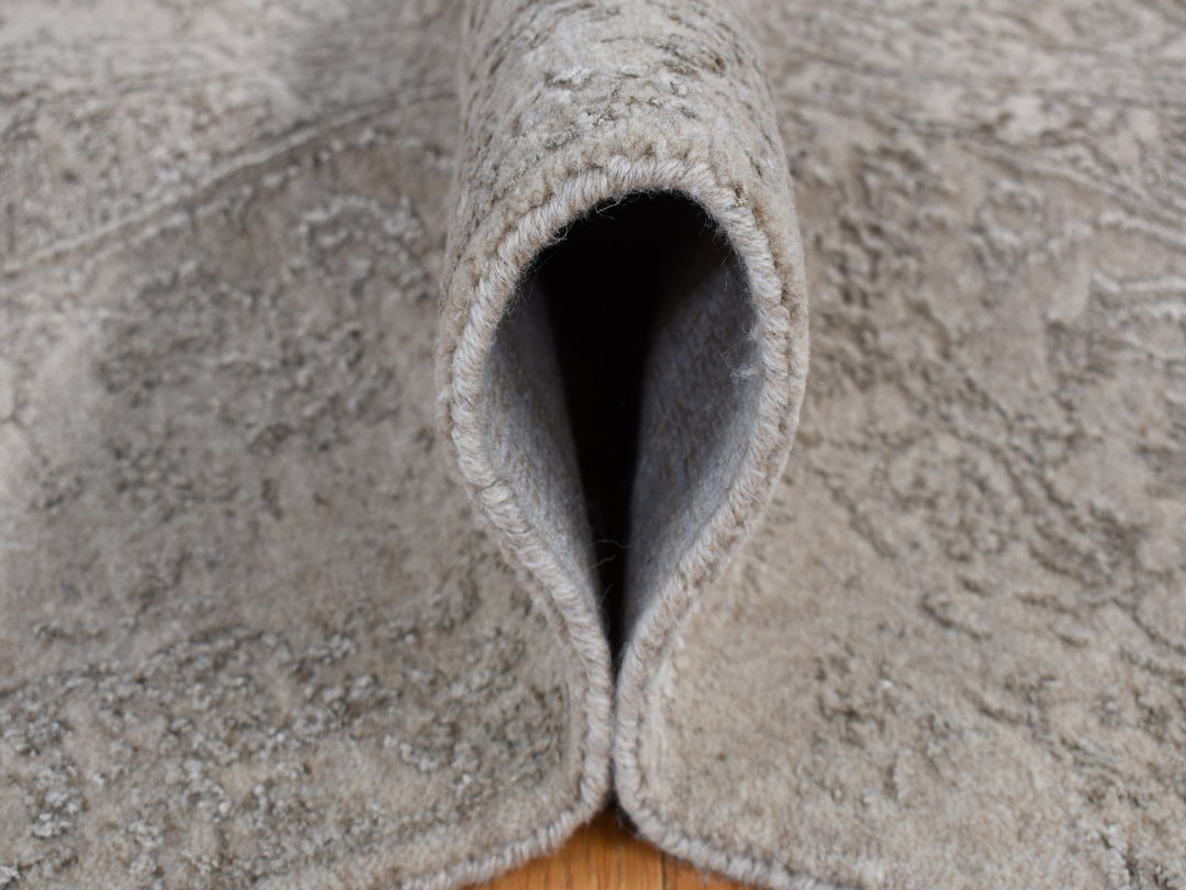 5'9" x 9'0" New Hand Loomed Grey Wool & Art Silk Rectangle Oriental Rug - MOA10280977