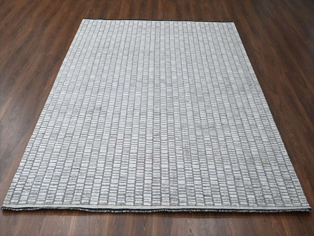7'10" x 10'0" New Hand Loomed Grey Wool and Plant based Silk Rectangle Oriental Rug - MOA10284298