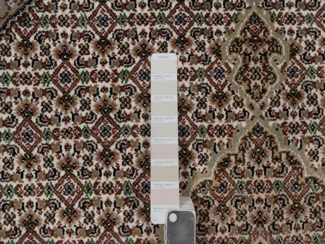 5'11" x 5'11" New Hand Knotted Ivory Wool Round Oriental Rug - MOA10292686
